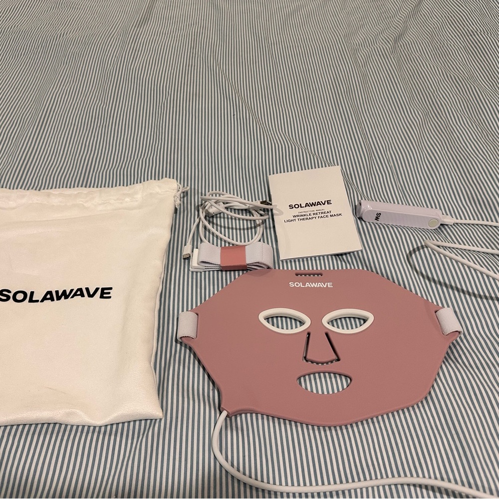 Solawave LED Light Therapy Face Mask in Pink